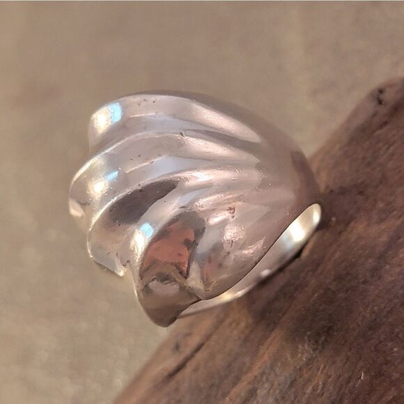 Sterling Contemporary Ribbed Sculptural Statement Ring - Picture 3 of 11